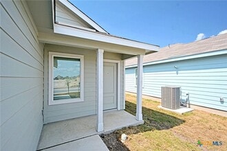 3738 Swift Fox Rd in New Braunfels, TX - Foto de edificio - Building Photo