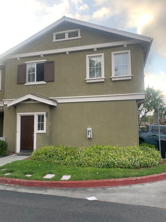 1236 Aruba Cv, Unit Master bedroom in Chula Vista, CA - Building Photo