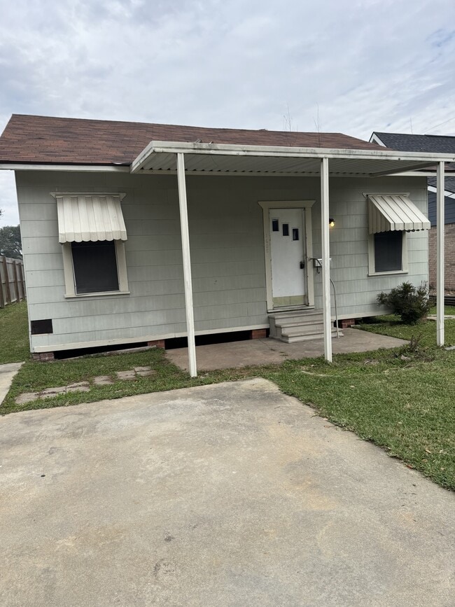 1608 Elgin Ave in Nederland, TX - Building Photo - Building Photo