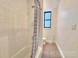 Sun-Drenched Pre-War 2BR with Exceptional Space & Privacy in Brooklyn, NY - Foto de edificio - Building Photo