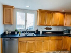 39 Point Beach Dr in Milford, CT - Building Photo - Building Photo