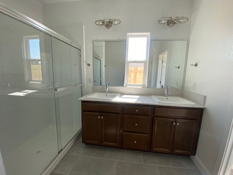 106 W Tyler Ave in Visalia, CA - Building Photo