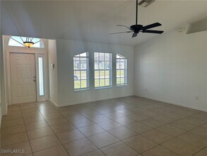 2212 NW 18th Ave in Cape Coral, FL - Foto de edificio - Building Photo