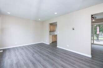 3920 Shoreline Dr in Hanover Park, IL - Building Photo - Building Photo