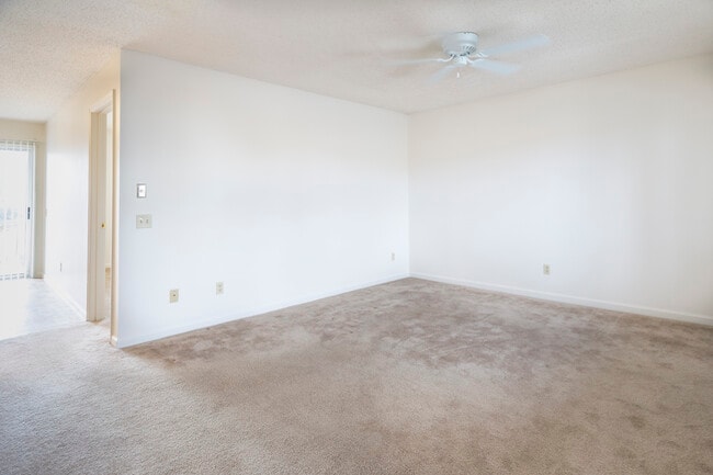 Longview Oaks Apartments in Harrisonburg, VA - Foto de edificio - Building Photo