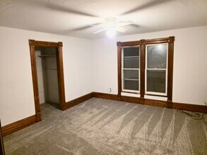 1124 S High Ave, Unit Large Duplex Unit in Freeport, IL - Foto de edificio - Building Photo