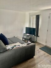24 Lawn St, Unit 1 in Boston, MA - Foto de edificio - Building Photo