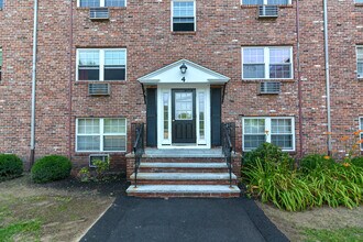 4 Colonial Village Dr, Unit 9 in Arlington, MA - Building Photo - Building Photo