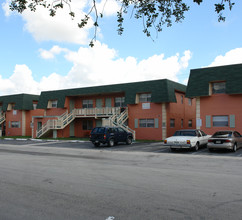 Sunset Manor Apartments in Sunrise, FL - Building Photo - Building Photo