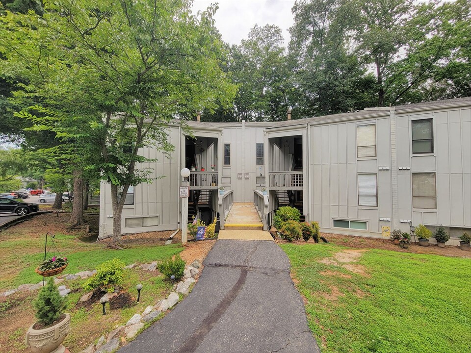 10212 Iron Mill Rd in Richmond, VA - Building Photo