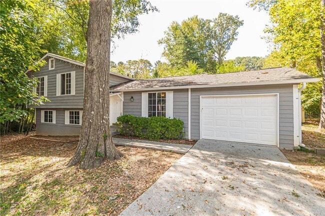 property at 806 Houndstooth Trail NW