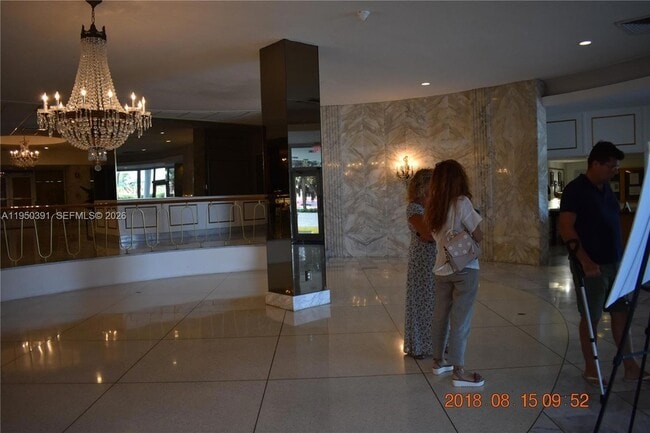 5255 Collins Ave, Unit 4F in Miami Beach, FL - Foto de edificio - Building Photo