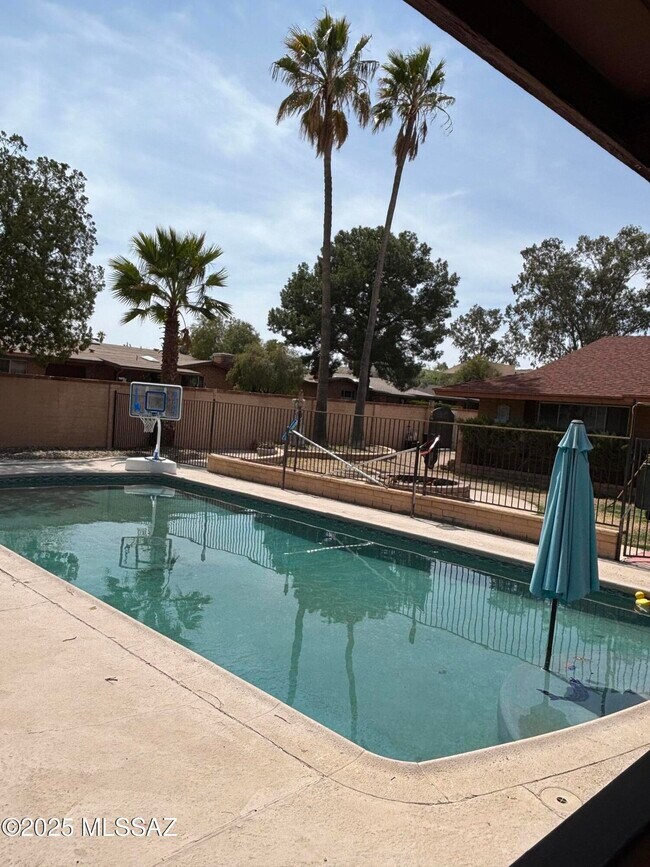 property at 7724 E Tanque Verde Ln