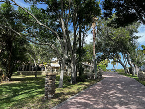 2442 Newfound Harbor Dr in Merritt Island, FL - Foto de edificio - Building Photo