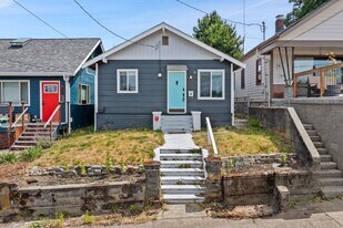 916 Pleasant Ave in Bremerton, WA - Building Photo