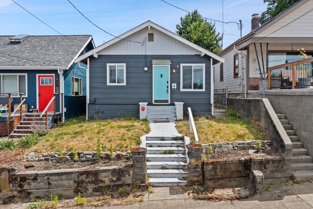 916 Pleasant Ave in Bremerton, WA - Building Photo