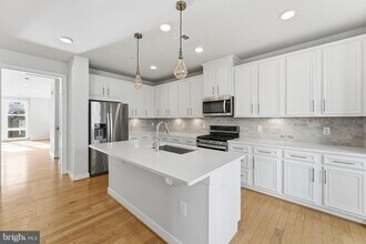 13331 Launders St in Herndon, VA - Building Photo - Building Photo