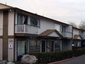 Greenfield Apartments in Milwaukie, OR - Foto de edificio - Building Photo