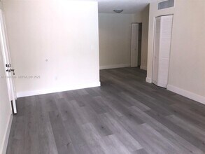 10748 N Kendall Dr in Miami, FL - Building Photo - Building Photo