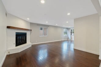 1427 E 55th St in Long Beach, CA - Foto de edificio - Building Photo