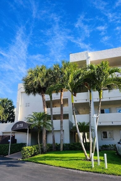 property at 3178 Via Poinciana