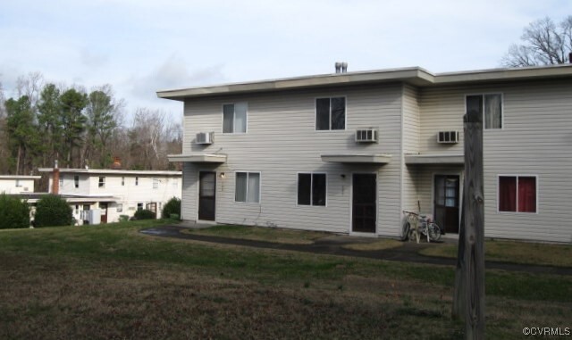 402 Monticello Dr in Hopewell, VA - Building Photo