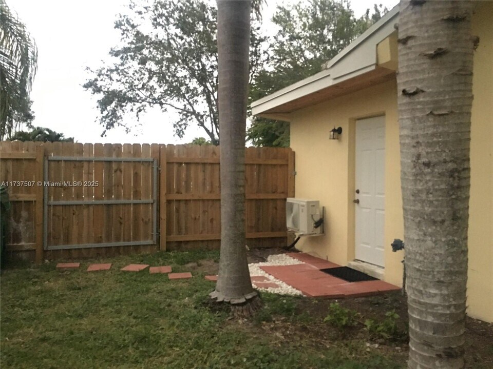 9520 Martinique Dr in Cutler Bay, FL - Building Photo