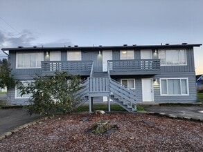 819 E 2nd St, Unit 4 in Aberdeen, WA - Foto de edificio - Building Photo