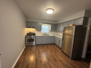 5482 W Higgins Ave in Chicago, IL - Building Photo - Building Photo