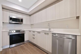 1500 Bay Rd, Unit N-0428 in Miami Beach, FL - Building Photo - Building Photo