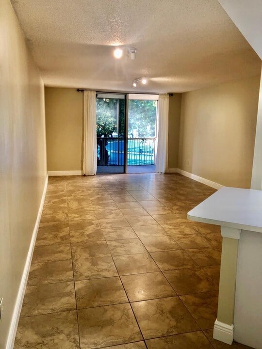 8343 Lake Dr, Unit LAS VISTAS AT DORAL in Doral, FL - Building Photo