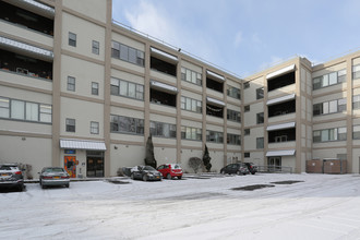 Village Gate Square in Rochester, NY - Foto de edificio - Building Photo