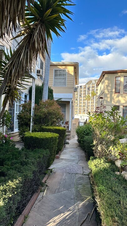 1242-1244 Smithwood Dr in Los Angeles, CA - Foto de edificio