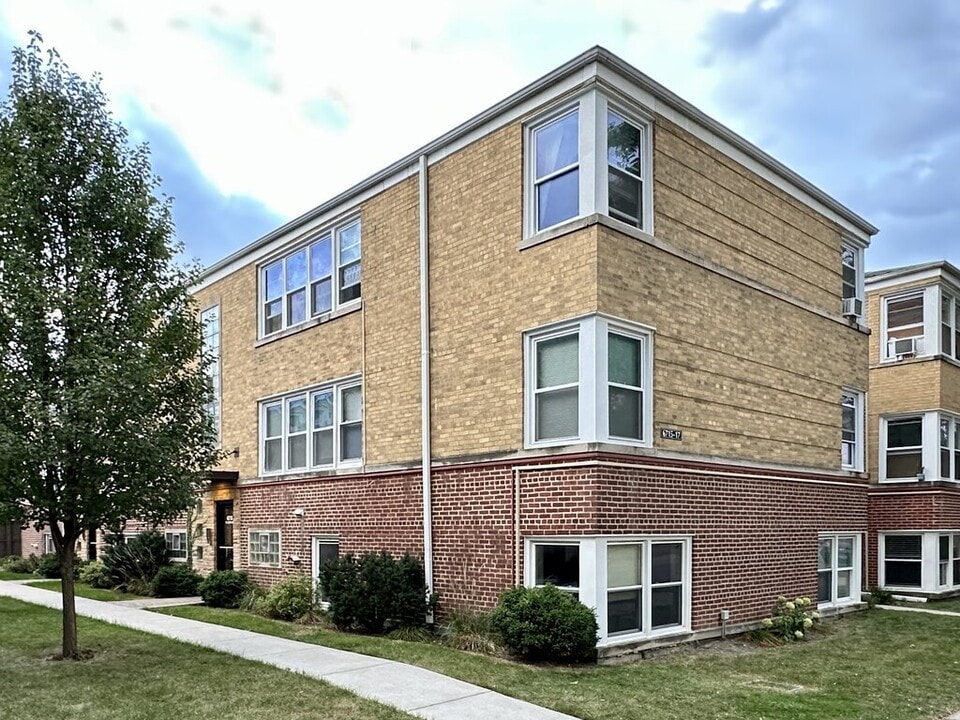 6715 N California Ave in Chicago, IL - Foto de edificio