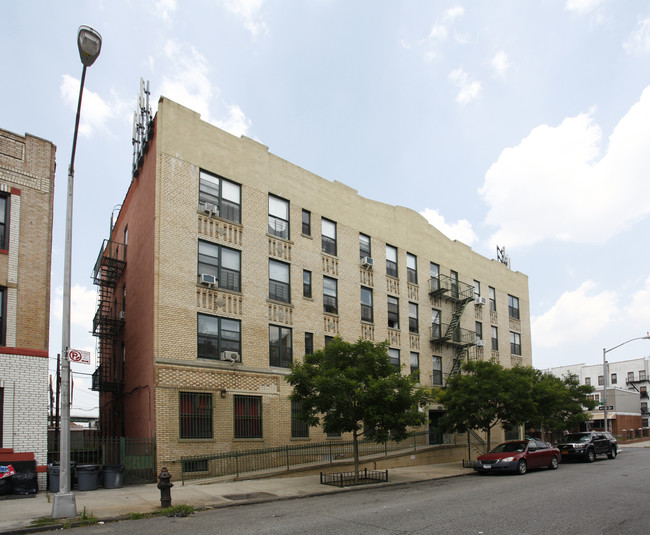 504 Hinsdale St in Brooklyn, NY - Building Photo - Building Photo