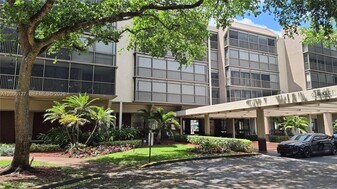 2816 N 46th Ave in Hollywood, FL - Building Photo