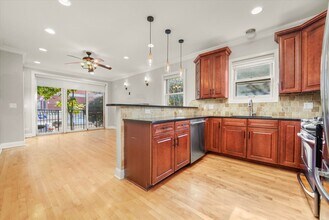 2430 W Iowa St in Chicago, IL - Building Photo - Building Photo