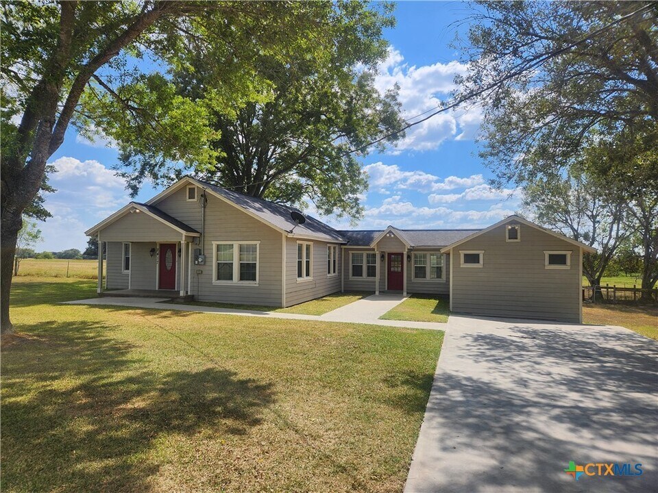2417 Hwy 90 Alt in Shiner, TX - Building Photo
