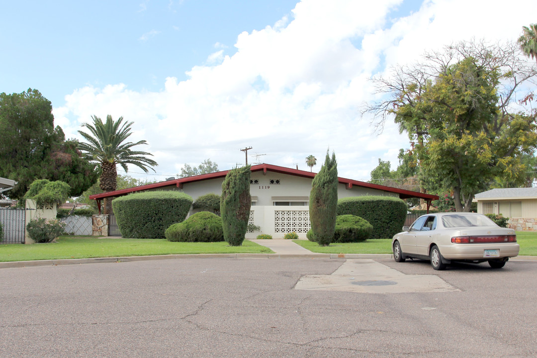 1119 E Montebello Cor in Phoenix, AZ - Building Photo