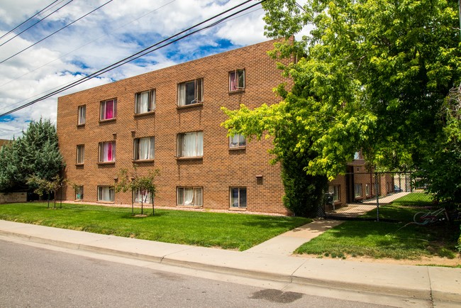 Queen Elizabeth Apartments in Littleton, CO - Building Photo - Building Photo