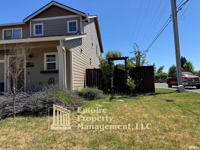 618 Pine Ct in Junction City, OR - Building Photo - Building Photo