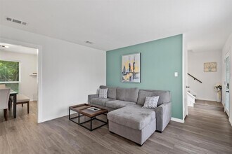 405 E Logan St in Round Rock, TX - Foto de edificio - Building Photo