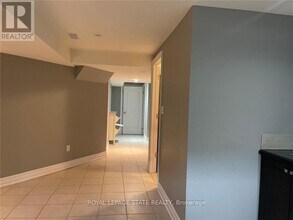 90 Marina Point Cres in Hamilton, ON - Building Photo - Building Photo