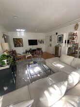 344 1/2 N Sycamore Ave, Unit 344 1/2 in Los Angeles, CA - Foto de edificio - Building Photo