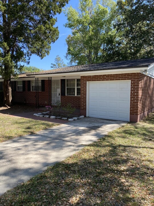 7623 John F Kennedy Dr E in Jacksonville, FL - Building Photo