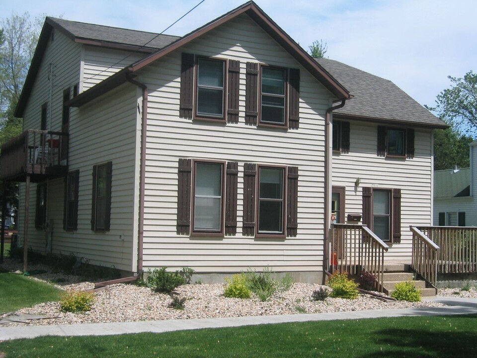 7022 Hubbard Ave in Middleton, WI - Foto de edificio