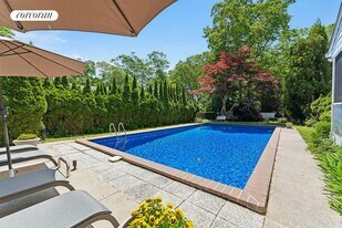 9 White Oak Ln in Westhampton, NY - Building Photo