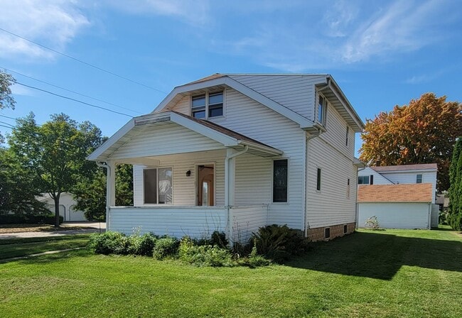 property at 824 Manitowoc St