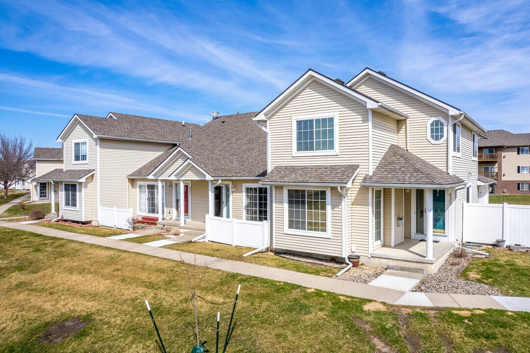 The Crossing Townhomes in Grimes, IA - Foto de edificio