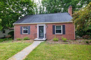 1100 Kentwood Dr in Blacksburg, VA - Building Photo